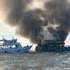 ركاب سفينة سياحية اندلعت بها النيران يقفزون في البحر (فيديو)
